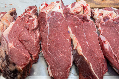 肉店柜台上的新鲜生肉