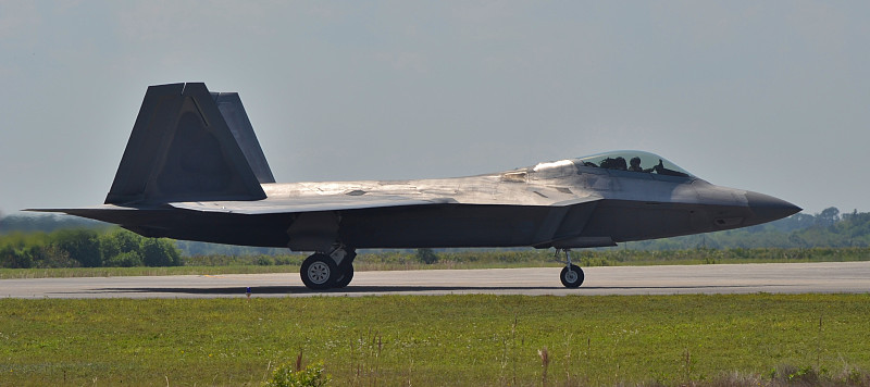 f - 22猛禽战斗机降落