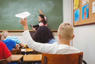 学生正要扔纸飞机