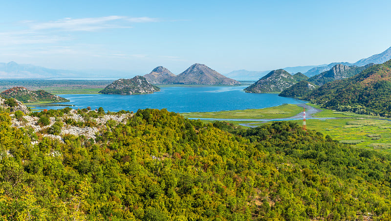 斯卡达尔湖和黑山山脉的全景