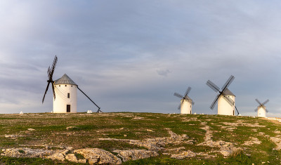 坎波·德克里普塔纳(Campo de Criptana)小镇上方拉曼查(La Mancha)历史悠久