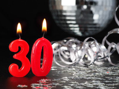 红色蜡烛显示第30号