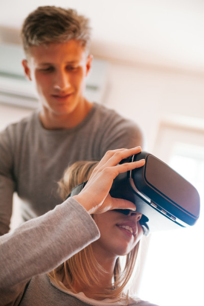 年轻情侣使用VR