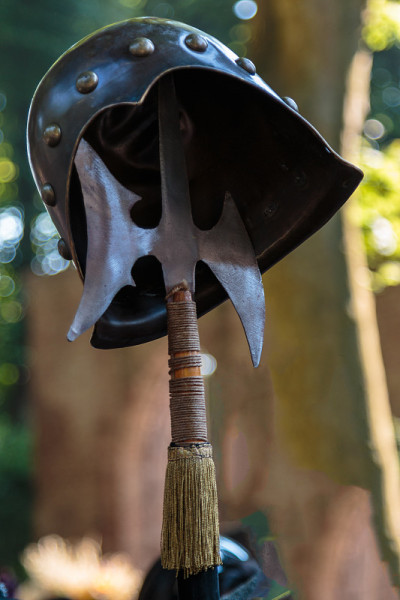 中世纪古代戟武器和金属头盔
