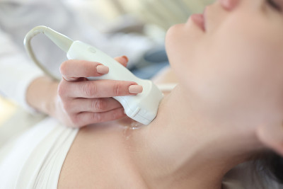 临床近距离对女性患者进行甲状腺超声检查