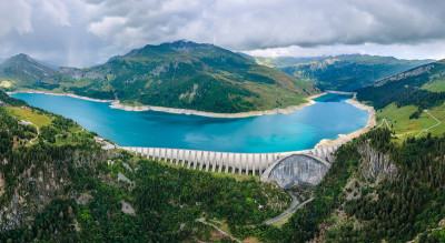 法国阿尔卑斯山脉的水电大坝和水库湖。可再生能源和水力发电的可持续发展。鸟瞰图。