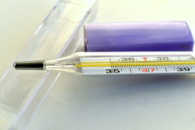 灰色表面上的医用温度计
