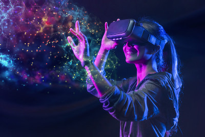 人们用VR草玩虚拟现实游戏。未来数字技术和三维虚拟现实模拟现代未来生活方式