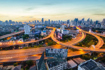 曼谷城市景观，商业区与高楼大厦在日出时间，曼谷，泰国