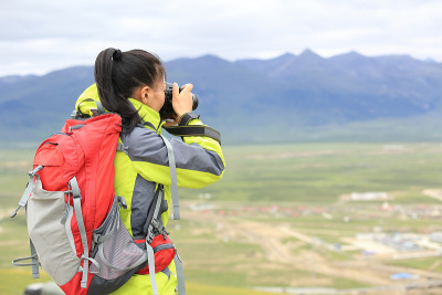 女徒步旅行者在户外拍照