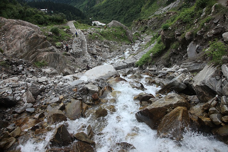 水流过拉克什曼恒河的岩石河床，这是印度喜马拉雅山脉恒河的上游支流