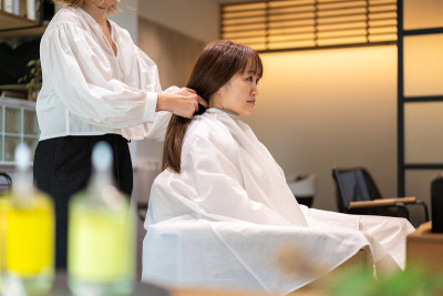 一个女人在美容院剪头发