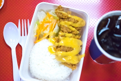 饭盒里有米饭和炸鸡