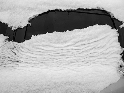 汽车侧门被雪覆盖