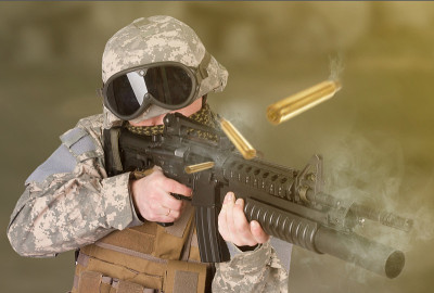 美国士兵用突击步枪射击