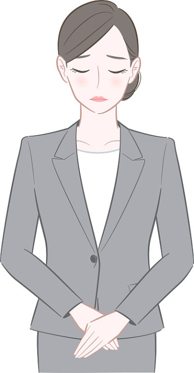 一个穿着灰色西装的女人在道歉