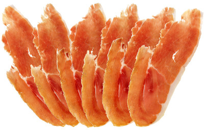 6片美味火腿熏猪肉火腿孤立在白色背景