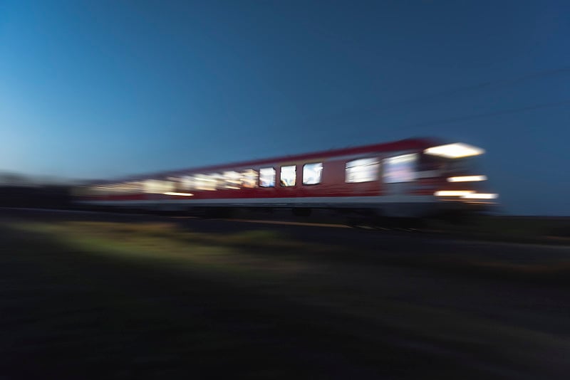 火车在夜间行驶。模糊运动训练。旅行在晚上