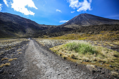 沿着汤加里罗高山通道徒步旅行时的火山景观