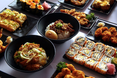 桌上摆放着新鲜的日本料理