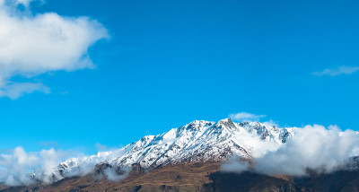 全景视图。雨后白雪覆盖的岩石山景色令人惊叹。多云的,雾蒙蒙的。钻石湖轨道，瓦纳卡，新西兰。