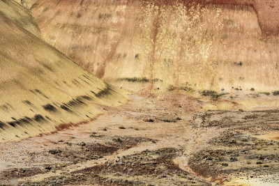 描绘了干旱、波浪形和五彩斑斓的画山景观