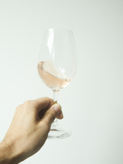 手和酒杯