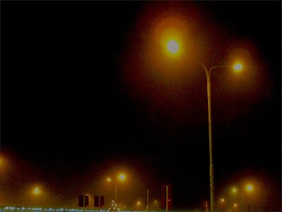 冬天浓雾夜金色路灯