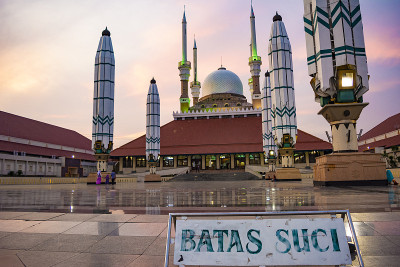 中爪哇大清真寺(Masjid Agung Jawa Tengah)的外部。