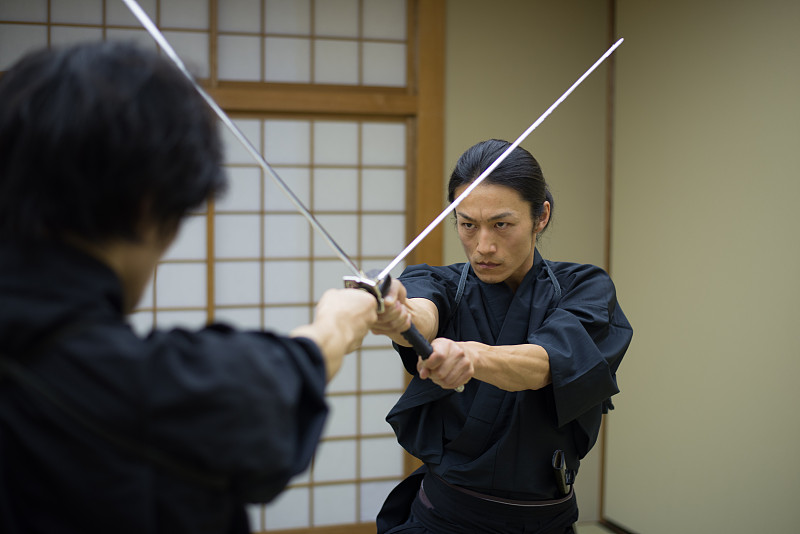 日本武士在东京传统道场训练