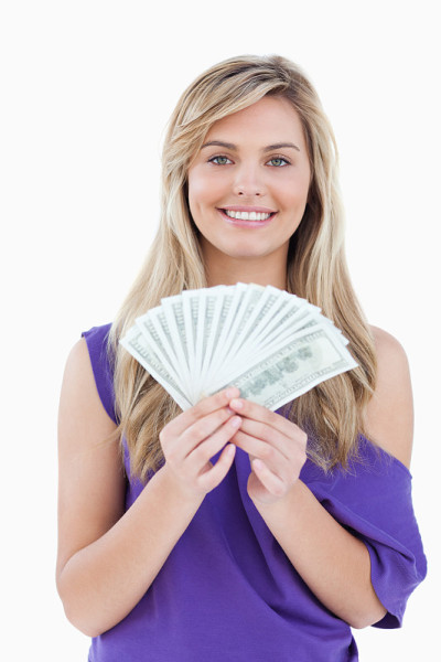 快乐的金发女人拿着一把扇子
