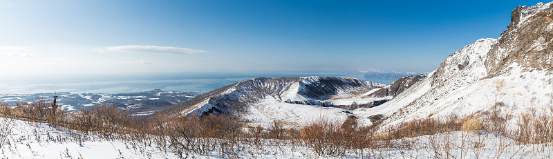 从臼山，托也银沼大角火山口全景图