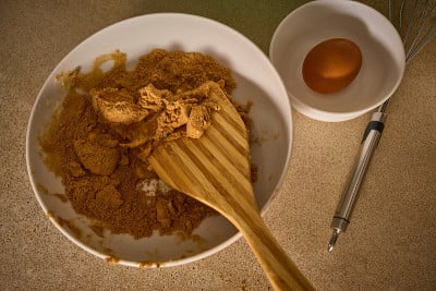 准备圣诞姜饼人的面团