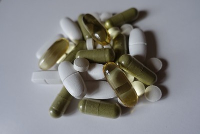 一堆绿色、白色和黄色的药丸