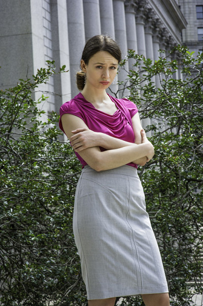 年轻的女商人在外面放松，思考