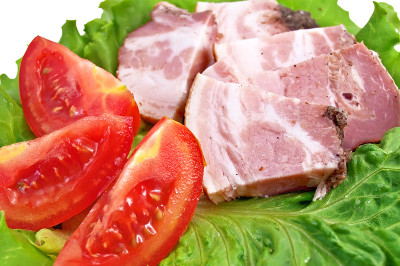 鸡胸肉配西红柿和莴苣