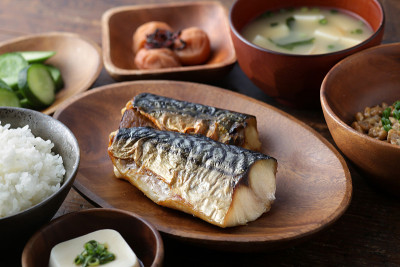 烤鲭鱼套餐和健康的日本食品