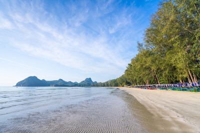 夏日清晨，泰国普拉楚布·基里汗的海