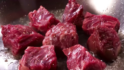 特写肉被特氟隆油炸。