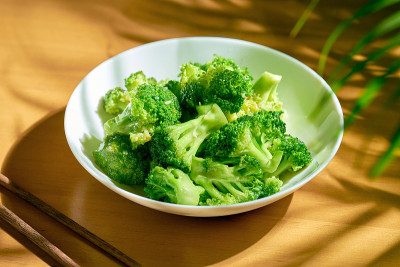 用蒜汁炖花椰菜，放在白盘子里。中国食谱和菜肴