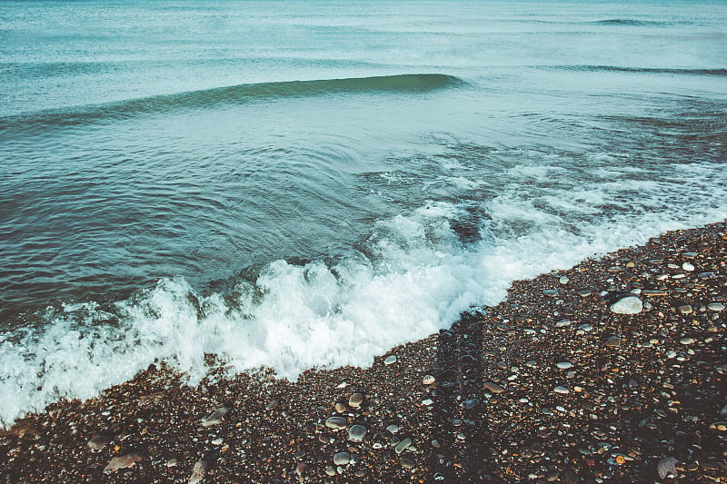 海浪夏日山水和人影