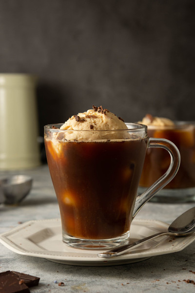 玻璃杯装的冰淇淋和咖啡。affogato喝咖啡。