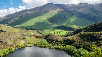 小湖上有郁郁葱葱的青山