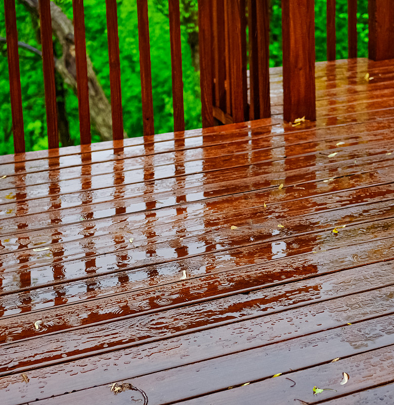 下雨时木质甲板上的污渍