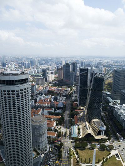 无人机俯瞰新加坡市区，摩天大楼，高楼大厦，玻璃建筑，河流和绿树。