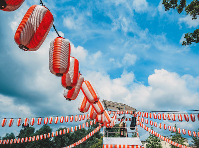 八仓的舞台上有一个很大的日式taiko鼓Odaiko。纸红白灯笼乔钦风景为节日的奥邦时，人们跳舞的邦
