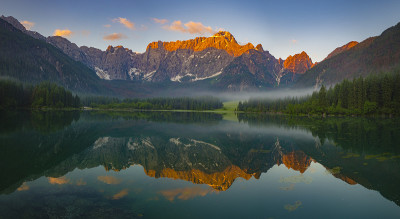 清晨的山湖全景