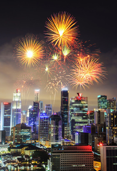 烟花照亮了新加坡的夜景