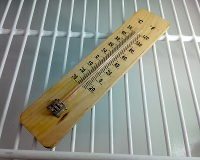 模拟冰箱温度计。热探测器。技术。有选择性的重点。
