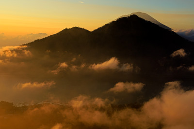 从巴图尔山顶，印尼巴厘岛日出时的云雾美景